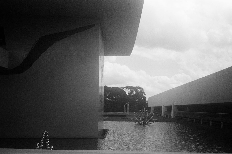 Política nos Bastidores. — Artistic black and white photo of modern architecture and fountain in Paraná, Brazil.